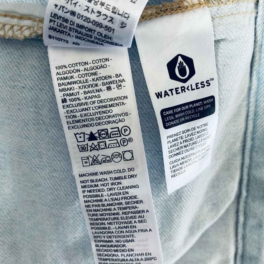 WOMEN'S Levi's® Silvertab™ Cropped Trucker Jean Jacket - Picture 14 of 15